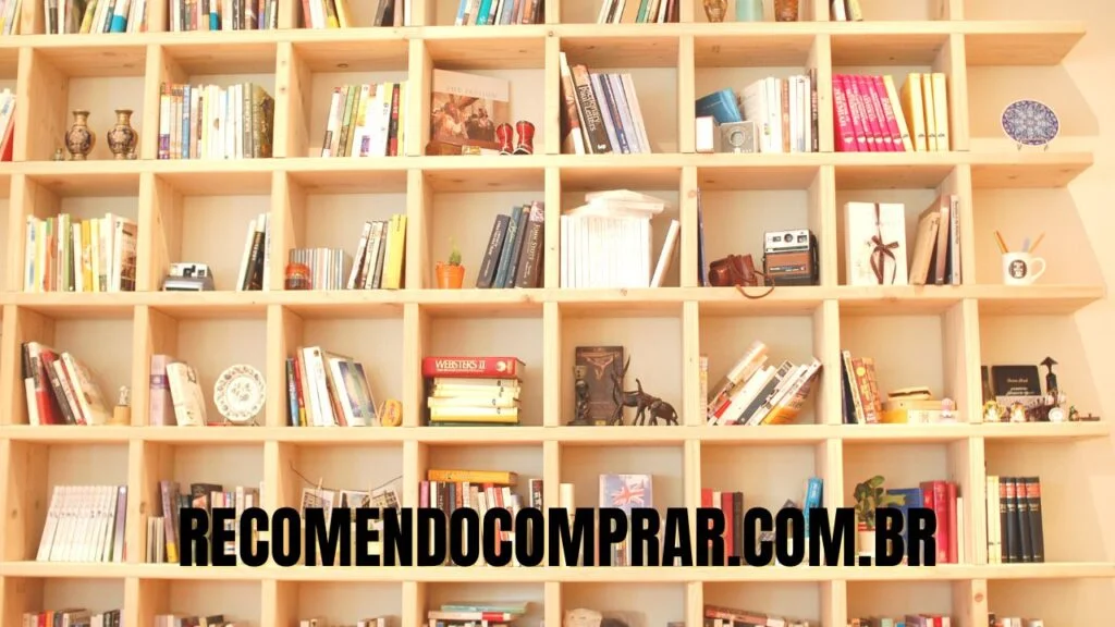 Imagem de uma prateleira com varios livros para ilustrar artigo sobre os melhores box de livros