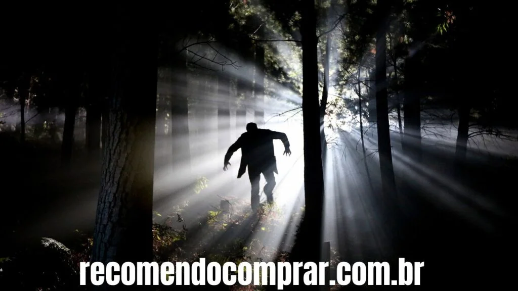 Imagem de homem correndo na noite para ilustrar artigo sobre os Melhores Livros de Vampiros